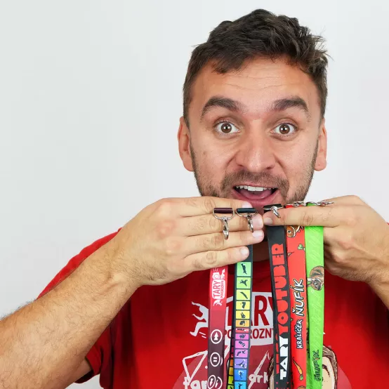 Šňůrka na krk Tary Povoroznyk