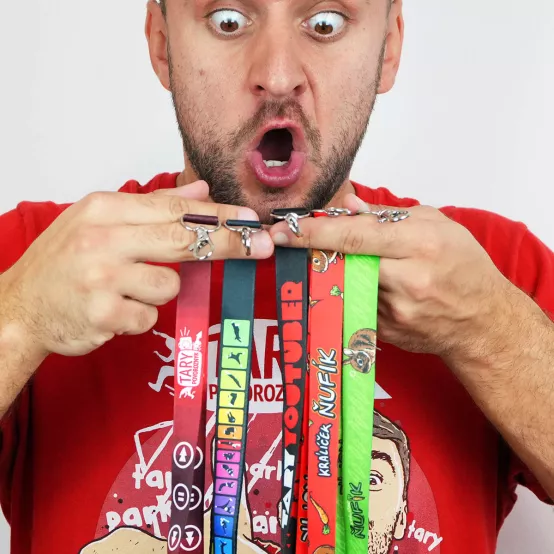 Šňůrka na krk Tary Povoroznyk