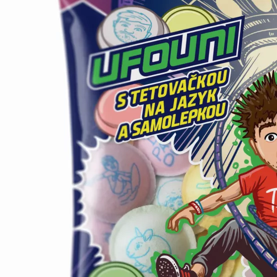 Ufouni s tetovačkou na jazyk a samolepkou