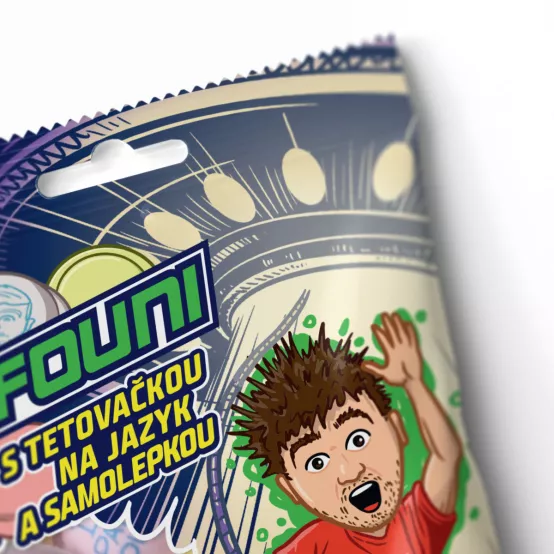 Ufouni s tetovačkou na jazyk a samolepkou