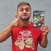 Ufouni s tetovačkou na jazyk a samolepkou
