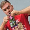 Ufouni s tetovačkou na jazyk a samolepkou
