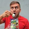 Ufouni s tetovačkou na jazyk a samolepkou