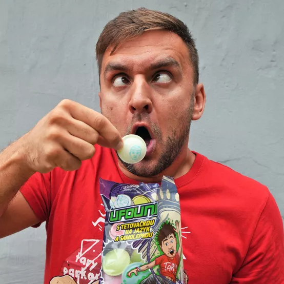 Ufouni s tetovačkou na jazyk a samolepkou