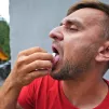 Ufouni s tetovačkou na jazyk a samolepkou