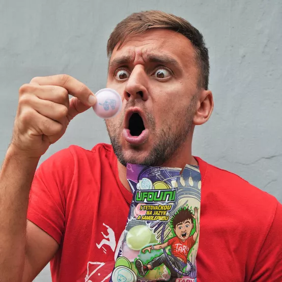 Ufouni s tetovačkou na jazyk a samolepkou