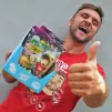 Ufouni s tetovačkou na jazyk a samolepkou